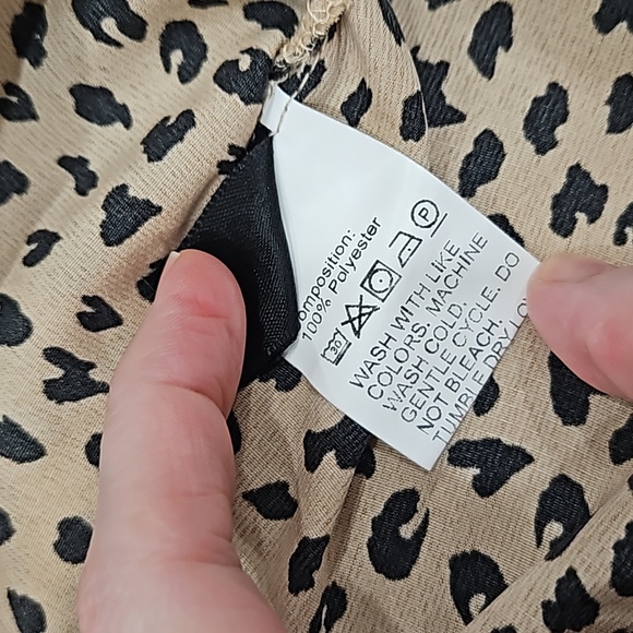 Leopard Print V-neck Petal Sleeve Top. SIZE SMALL. NWOT - Picture 7 of 7